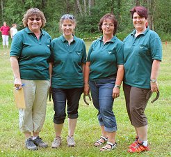 Damenmannschaft des Gartenbauvereins beim UWG-Hufeisenwerfen